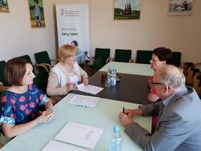 Pokaż zdjęcie: Podpisywanie umowy w ramach "Programu Wyrównywania Różnic Między Regionami III"- Marta Mordarska, Dyrektor Małopolskiego Oddziału PFRON z Przedstawicielami Miasta Tarnowa