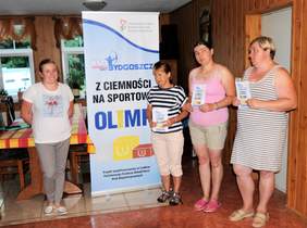 Pokaż zdjęcie: Zwyciężczynie grupy B1 - niewidome kobiety - oraz przedstawicielka organizatora zawodów