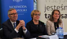 Pokaż zdjęcie: Od lewej: Wiceminister Stanisław Szwed, dyrektor Marta Mordarska oraz Agnieszka Piertaszewska-Macheta - zastępca dyrektora MOW NFZ 