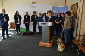 Pokaż zdjęcie: Prezes Maląg przy mównicy, w tel osoby słuchające. 