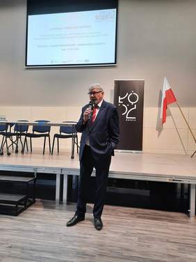 Pokaż zdjęcie: Wystąpienie dyrektora Władysława Skwarki podczas konferencji