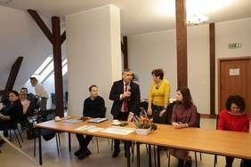 Pokaż zdjęcie: Powitanie uczestników spotkania przez Dariusza Majorek Dyrektora Oddziału Pomorskiego PFRON 