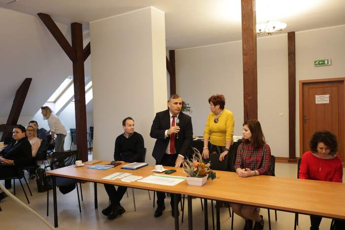 Pokaż zdjęcie: Powitanie uczestników spotkania przez Dariusza Majorek Dyrektora Oddziału Pomorskiego PFRON 