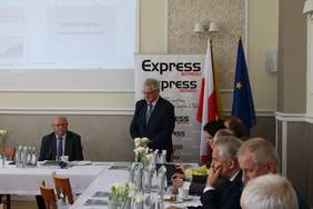 Pokaż zdjęcie: Powitanie gości przez gospodarza spotkania Starostę Człuchowskiego Aleksandra Gappę