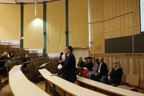 Pokaż zdjęcie: prof. Marek Wysocki z Politechniki Gdańskiej prowadzi prezentację