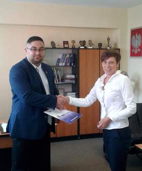 Pokaż zdjęcie: Marcin Brambor - dyrektor Powiatowego Centrum Pomocy Rodzinie, Anna Skupień-dyrektor oddziału wielkopolskiego PFRON