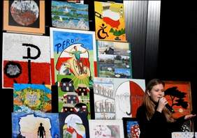 Pokaż zdjęcie: Występ uczennicy wokalistyki jazzowej i rozrywkowej z Poznańskiej Ogólnokształcącej Szkoły Muzycznej podczas gali XVI edycji Konkursu Plastycznego „Sztuka Osób Niepełnosprawnych"