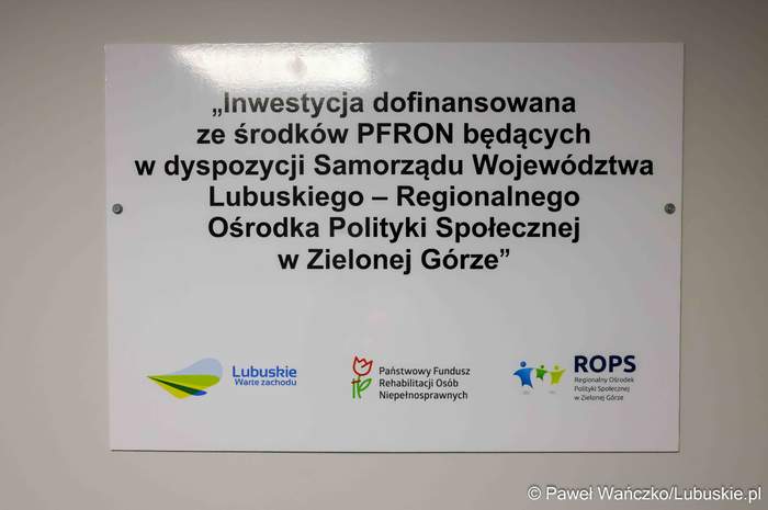 Pokaż zdjęcie: Tablica informacyjny o dofinansowaniu ze środków Województwa Lubuskiego i PFRON