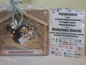 Pokaż zdjęcie: Obok ręcznie wykonanej szopki znajduje się podziękowanie skierowane do dyrektora Łódzkiego Oddziału PFRON Władysława Skwarki. 