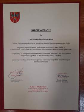 Pokaż zdjęcie: Podziękowania dla przedstawiciela Łódzkiego Oddziału PFRON Przemysława Suligorskiego