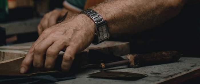 Pokaż zdjęcie: ręka osoby niepełnosprawnej, która wykonuje pracę