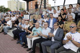 Pokaż zdjęcie: Goście na trybunie