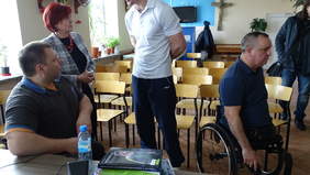 Grażyna Bogdańska – p.o. dyrektora Podlaskiego Oddziału PFRON w rozmowie z osadzonym.