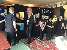 Pokaż zdjęcie: Uczestnicy projektu podczas prezentacji teatralnej