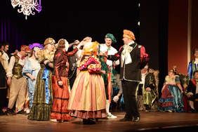 Na scenie aktorzy amatorzy w przedstawieniu "Kopciuszek"