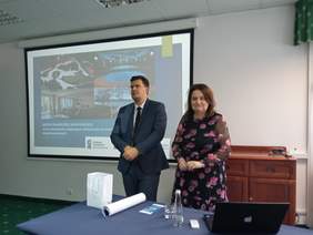 Pokaż zdjęcie: Przemawia dyrektor Oddziału PFRON i kierownik projektu.