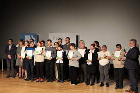 Pokaż zdjęcie: Pamiątkowa fotografia z laureatami konkursu