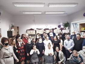 Pokaż zdjęcie: Zdjęcie wszystkich osób obecnych na uroczystości otwarcia warsztatu