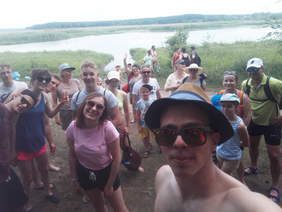 Pokaż zdjęcie: uczestnicy Turnieju Gier Terenowych ze spływem kajakowym