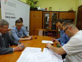 Pokaż zdjęcie: podpisanie umowy przez Tadeusza Kelma -wspólnika firmy WAKAT KELM sp. j.