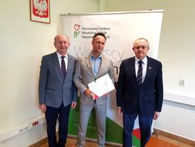 Pokaż zdjęcie: tarosta pińczowski Marcin Wojniak oraz Zdzisław Leks wicestarosta