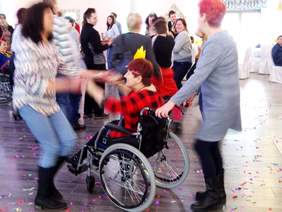 Uczestnicy balu podczas zabawy