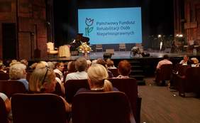 Pokaż zdjęcie: oczekiwanie na występ artystów w Teatrze Muzycznym w Łodzi  11.06.2019