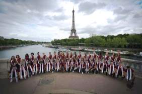Pokaż zdjęcie: Uczestniczki i uczestnicy konkursu na tle wieży Eiffla