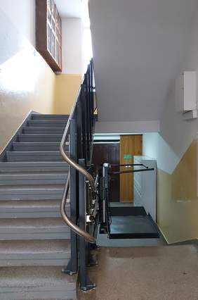 Pokaż zdjęcie: Platforma przyschodowa w liceum