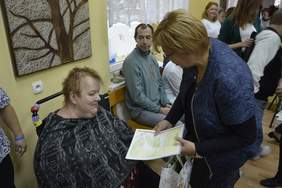 Pokaż zdjęcie: Dyrektor Marta Mordarska gratulowała Laureatom konkursu fotograficznego