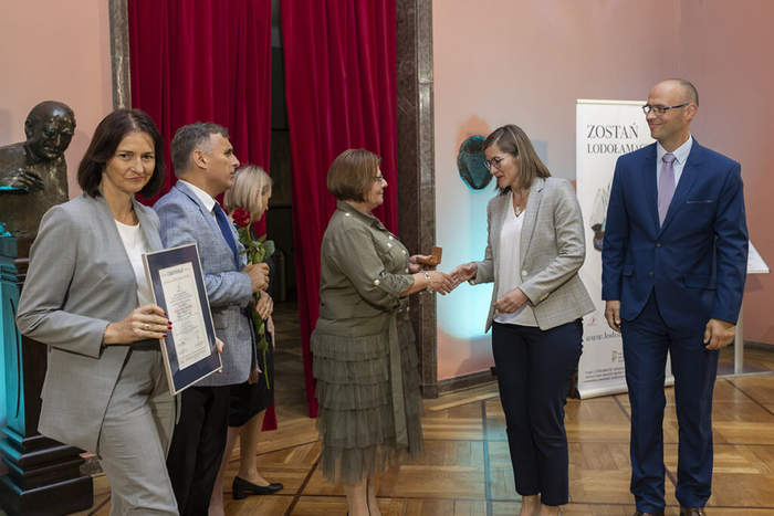 Dyrektor Kujawsko-Pomorskiego Oddziału PFRON wręcza nagrodę jednemu z laureatów 