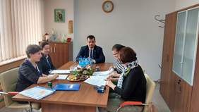 Pokaż zdjęcie: 2_Dyrektor_Andrzej_Gonia_i_pracownicy_Oddzia_u_Lubuskiego_PFRON_wraz_z_przedstawicielami_stowarzyszenia.jpg