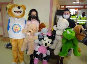 Pokaż zdjęcie: Misiek Zdzisiek wraz z przedstawicielkami Fundacji