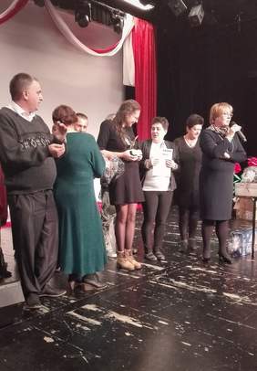 Pokaż zdjęcie: Marta Mordarska - dyrektor Małopolskiego Oddziału PFRON wręczyła Laureatom z ŚDS Żegocina nagrodę główną - stauetkę Orła.  