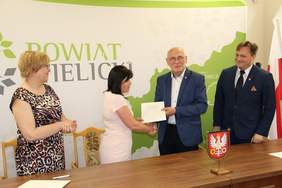 Pokaż zdjęcie: Marta Mordarska, dyrektor Małopolskiego Oddziału PFRON, Urszula Rusecka, Poseł na Sejm, Adam Kociołek - Starostwa Powiatu Wielickiego oraz Henryk Gawor-Wicestarosta Powiatu Wielickiego podczas podpisywania umowy w ramach Programu Wyrównywania Różni
