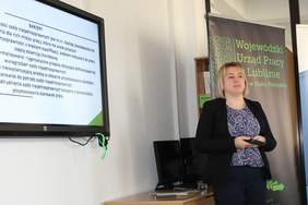 Pokaż zdjęcie: Iwona Osmałek Punkt Kontaktowy Oddział Lubelski PFRON prezentuje model wsparcia osób niepełnosprawnych w środowisku pracy