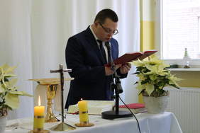 Pokaż zdjęcie: Uczestnik WTZ podczas Mszy św.