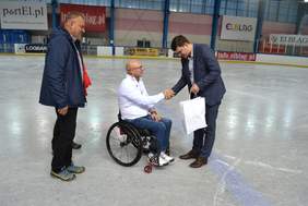 Pokaż zdjęcie: Dyrektor Mateusz Szkaradziński wręcza dysk Rafałowi Rockiemu