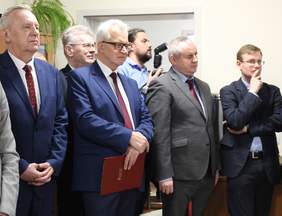 Pokaż zdjęcie: Paweł Wdówik Pełnomocnik rządu ds. osób niepełnosprawnych,Krzysztof Michałkiewicz Prezes PFRON oraz zaproszeni goście