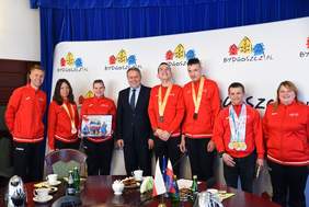 Pokaż zdjęcie: Pamiątkowe zdjęcie z powitania reprezentantów Polski z Bydgoszczy i Radziejowa