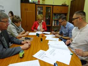 Pokaż zdjęcie: podpisanie umowy przez Prezes Alicję Wajchert firmy TEXPOL sp. z o.o.