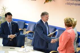 Pokaż zdjęcie: Marta Mordarska, Dyrektor Małopolskiego Oddziału PFRON w obecności Wiceminister Józefy Szczurek-Żelazko podpisuje umowy w ramach Programu Wyrównywania Różnic Między Regionami III w Powiecie Tarnowskim