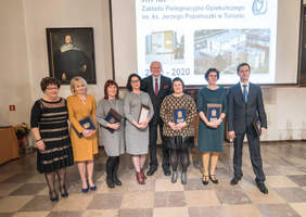 Pokaż zdjęcie: Dyrektor Zakładu Pielęgnacyjno-Opiekuńczego wręczyła również specjalne wyróżnienia pracownikom, przyjaciołom, w tym oddanej wolontariuszce placówki