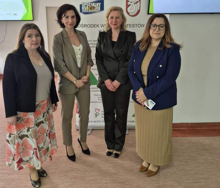 Pokaż zdjęcie: Zdjęcie czterech kobiet.