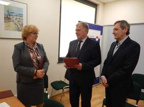 Pokaż zdjęcie: od lewej: Marta Mordarska - Dyrektor Oddziału Małopolskiego PFRON, Roman Łucarz – Starosta Tarnowski, prof. dr hab. Stanisław Mazur - Dziekan Wydziału Biotechnologii i Ogrodnictwa