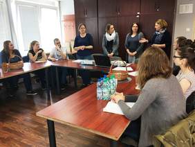 Dyrektor Oddziału PFRON, pracownicy oraz studencji UMK podczas warsztatów na sali konferencyjnej w Oddziale PFRON