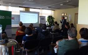 Pokaż zdjęcie: prelekcja prowadzona przez Dyrektora Oddziału Łódzkiego PFRON - Władyslawa Skwarkę