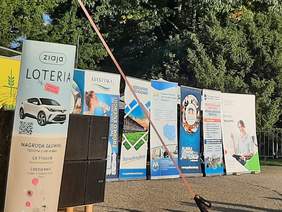 Banery organizatorów, PFRON-u i sponsorów festiwalu