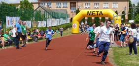 Pokaż zdjęcie: bieg sztafetowy- rywalizacja  drużyn