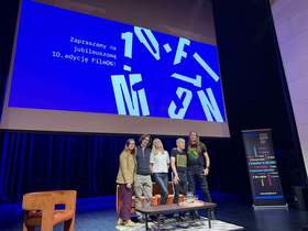 Pięć osób pozuje do zdjęcia. W tle duży ekran z białym napisem na niebieskim tle: Zapraszamy na jubileuszową 10. edycję FilmON